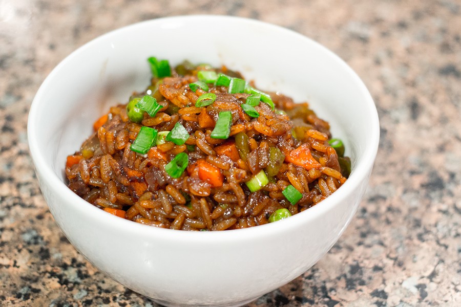 Жареный рис с овощами