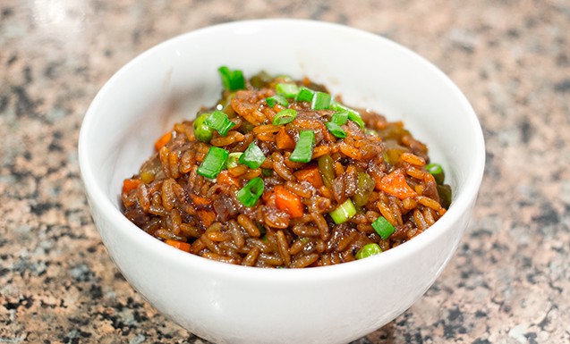 Жареный рис с овощами